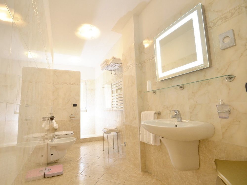 דסנזאנו דל גארדה Relais Du Lac מראה חיצוני תמונה
